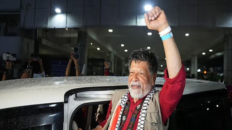 গাজামুখী নৌযাত্রায় আটক শহিদুল আলম দেশে ফিরেছেন: গাজার জন্য লড়াই অব্যাহত থাকবে বিমানবন্দরে শহিদুল আলম