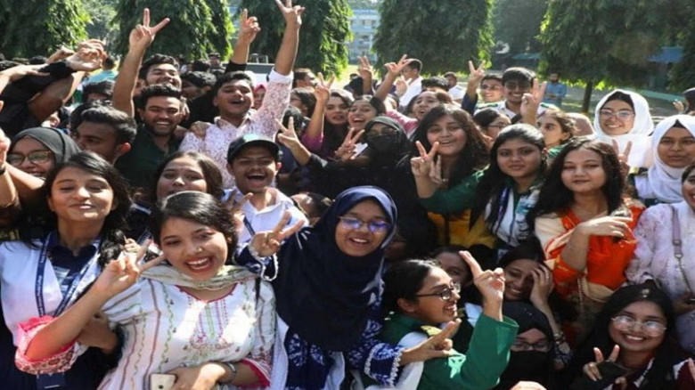 এইচএসসি ফলাফল ২০২৫: আবারও এগিয়ে মেয়েরা, পাশের হার কমে ৫৮.৮৩ শতাংশে