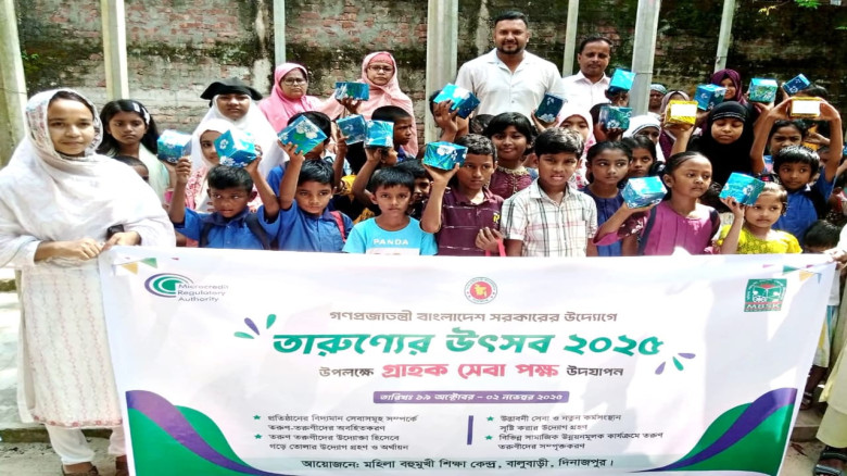 হযরত (রাঃ) মা ফাতেমা প্রাথমিক বিদ্যালয়ের চিত্রাংকন ও রচনা প্রতিযোগিতায় বিজয়ী শিক্ষার্থীদের পুরস্কার বিতরণ